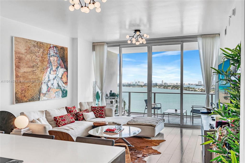 Real estate property located at 2020 Bayshore Dr #1906, Miami-dade, Paramount Bay Condo, Miami, FL