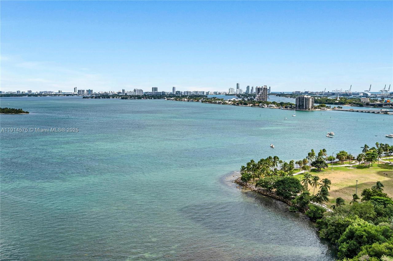 Real estate property located at 2020 Bayshore Dr #1906, Miami-dade, Paramount Bay Condo, Miami, FL