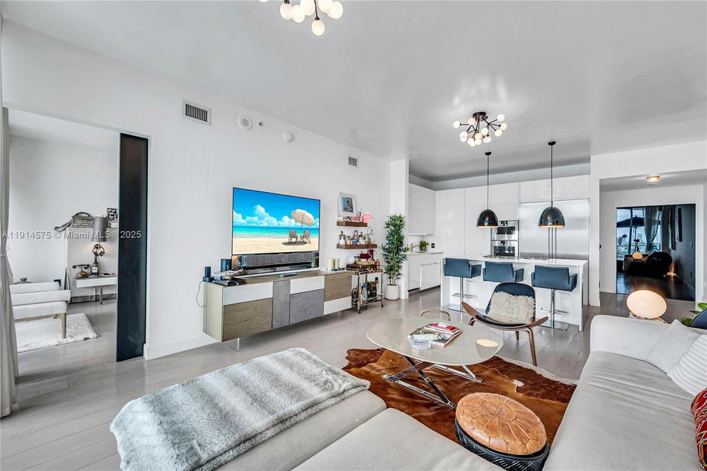 Real estate property located at 2020 Bayshore Dr #1906, Miami-dade, Paramount Bay Condo, Miami, FL