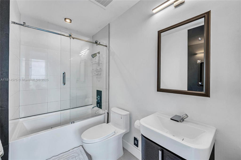 Real estate property located at 2020 Bayshore Dr #1906, Miami-dade, Paramount Bay Condo, Miami, FL
