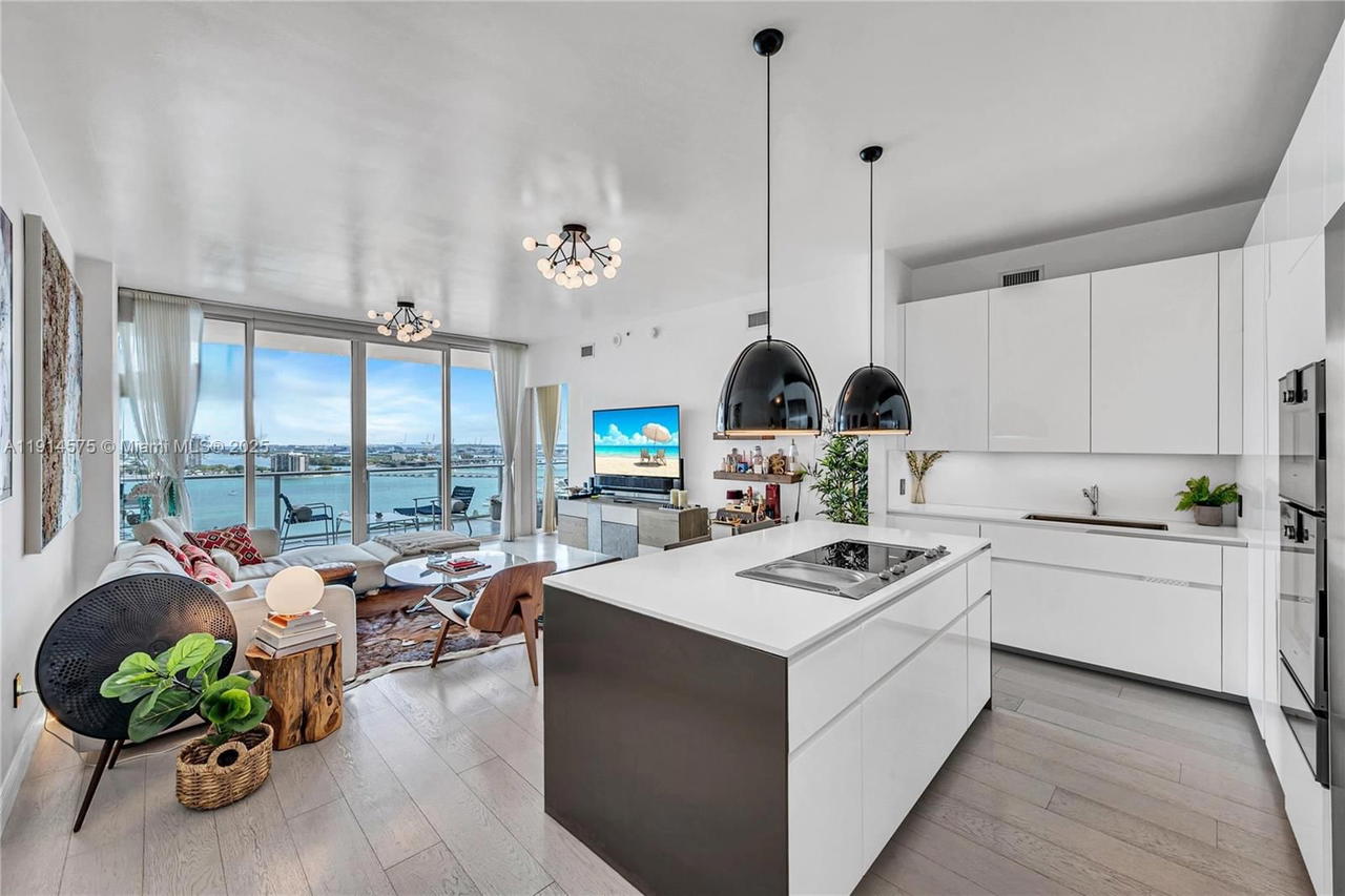 Real estate property located at 2020 Bayshore Dr #1906, Miami-dade, Paramount Bay Condo, Miami, FL