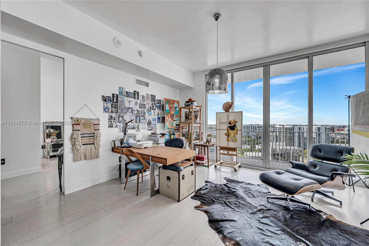 Real estate property located at 2020 Bayshore Dr #1906, Miami-dade, Paramount Bay Condo, Miami, FL