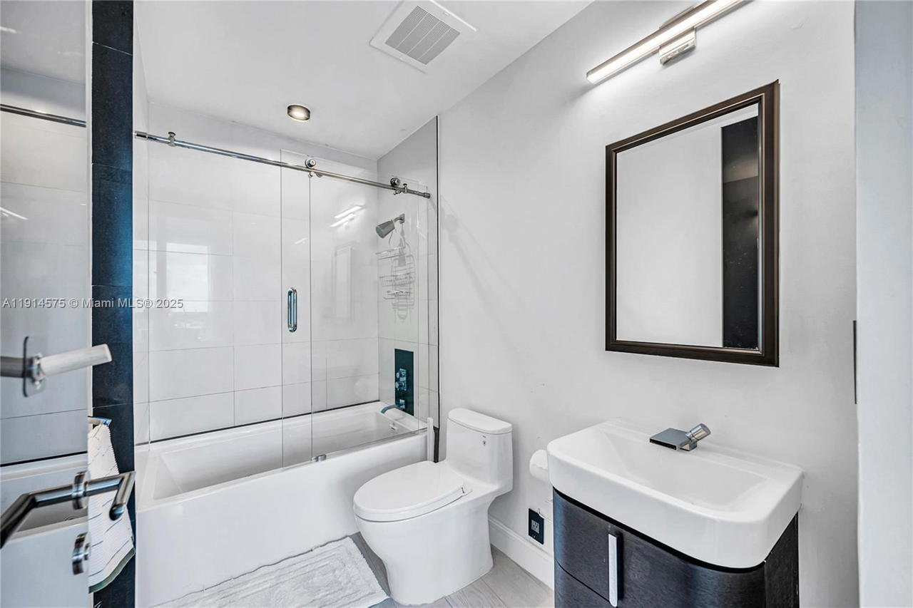 Real estate property located at 2020 Bayshore Dr #1906, Miami-dade, Paramount Bay Condo, Miami, FL