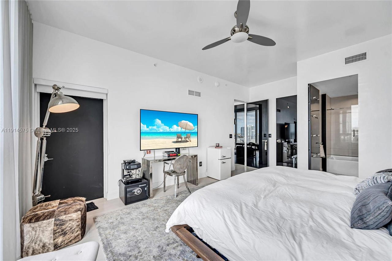 Real estate property located at 2020 Bayshore Dr #1906, Miami-dade, Paramount Bay Condo, Miami, FL