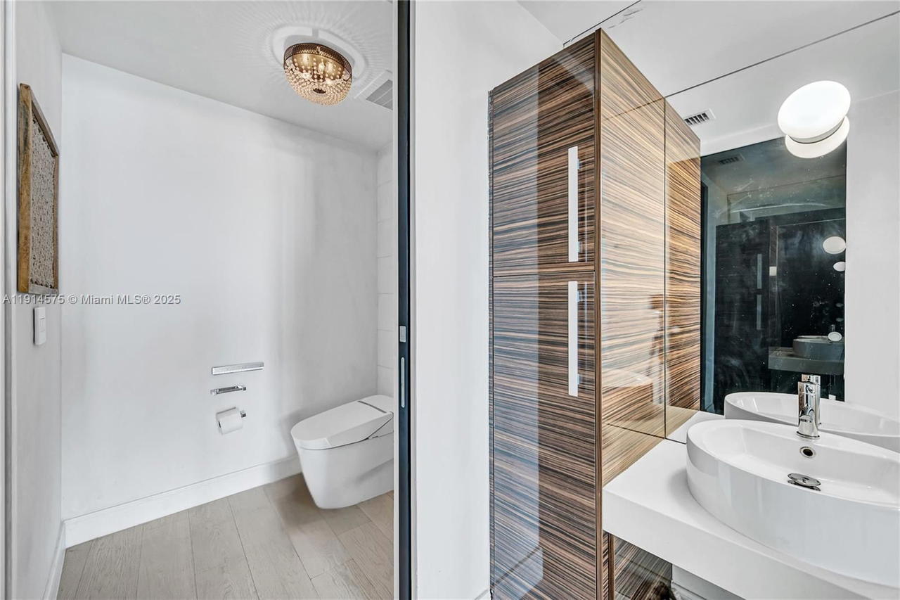 Real estate property located at 2020 Bayshore Dr #1906, Miami-dade, Paramount Bay Condo, Miami, FL