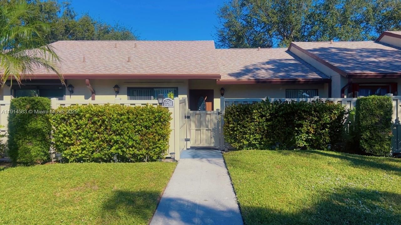 Real estate property located at 1025 Green Pine Blvd B, Palm Beach, Palm Club Village I Condo, West Palm Beach, FL