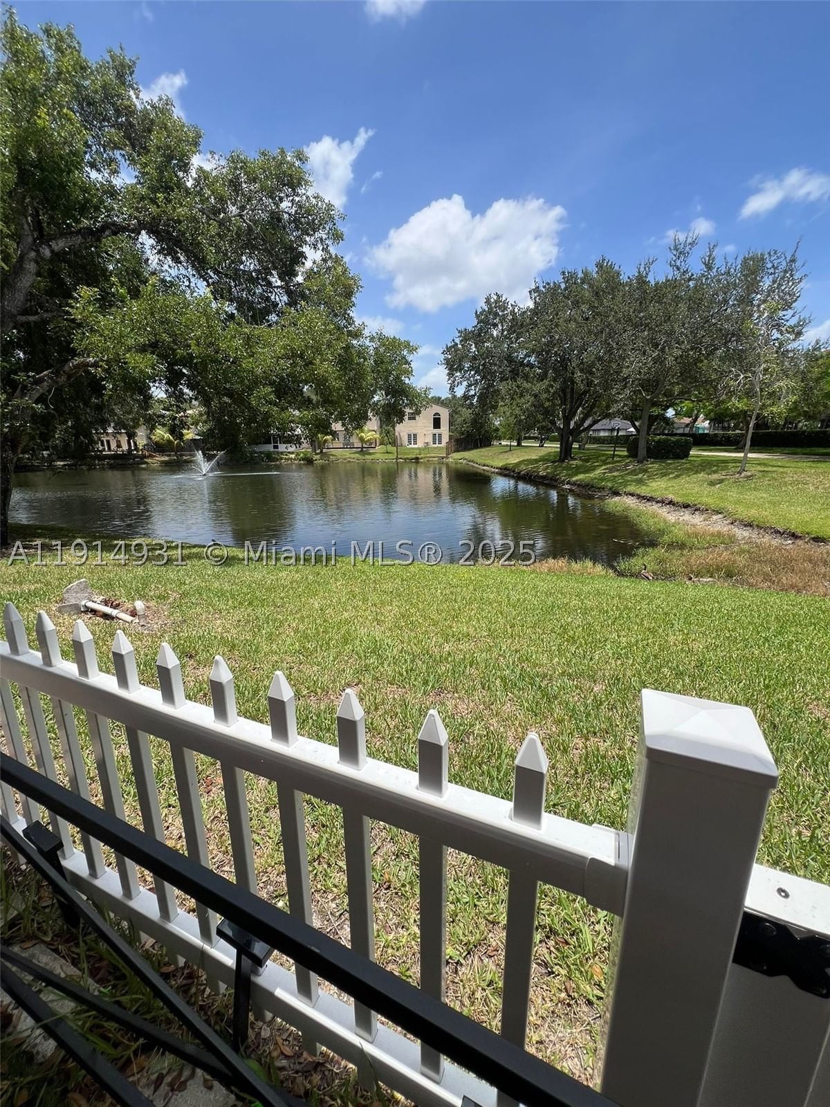 Real estate property located at 9894 Fairway Cove Ln, Broward, Fairway Cove, Plantation, FL