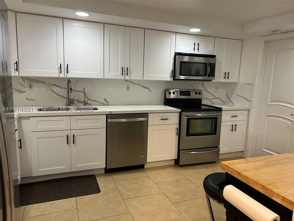 Real estate property located at 9894 Fairway Cove Ln, Broward, Fairway Cove, Plantation, FL