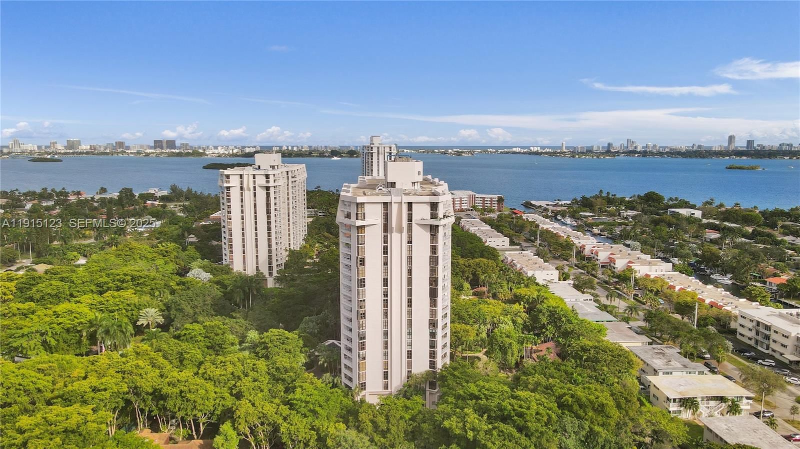 Real estate property located at 2000 Towerside Ter #301, Miami-dade, Towers Of Quayside, Miami, FL