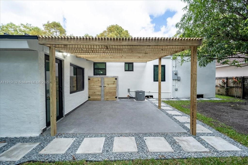 Real estate property located at 5220 6 ST, Miami-dade, Hills Trail Grove, Miami, FL