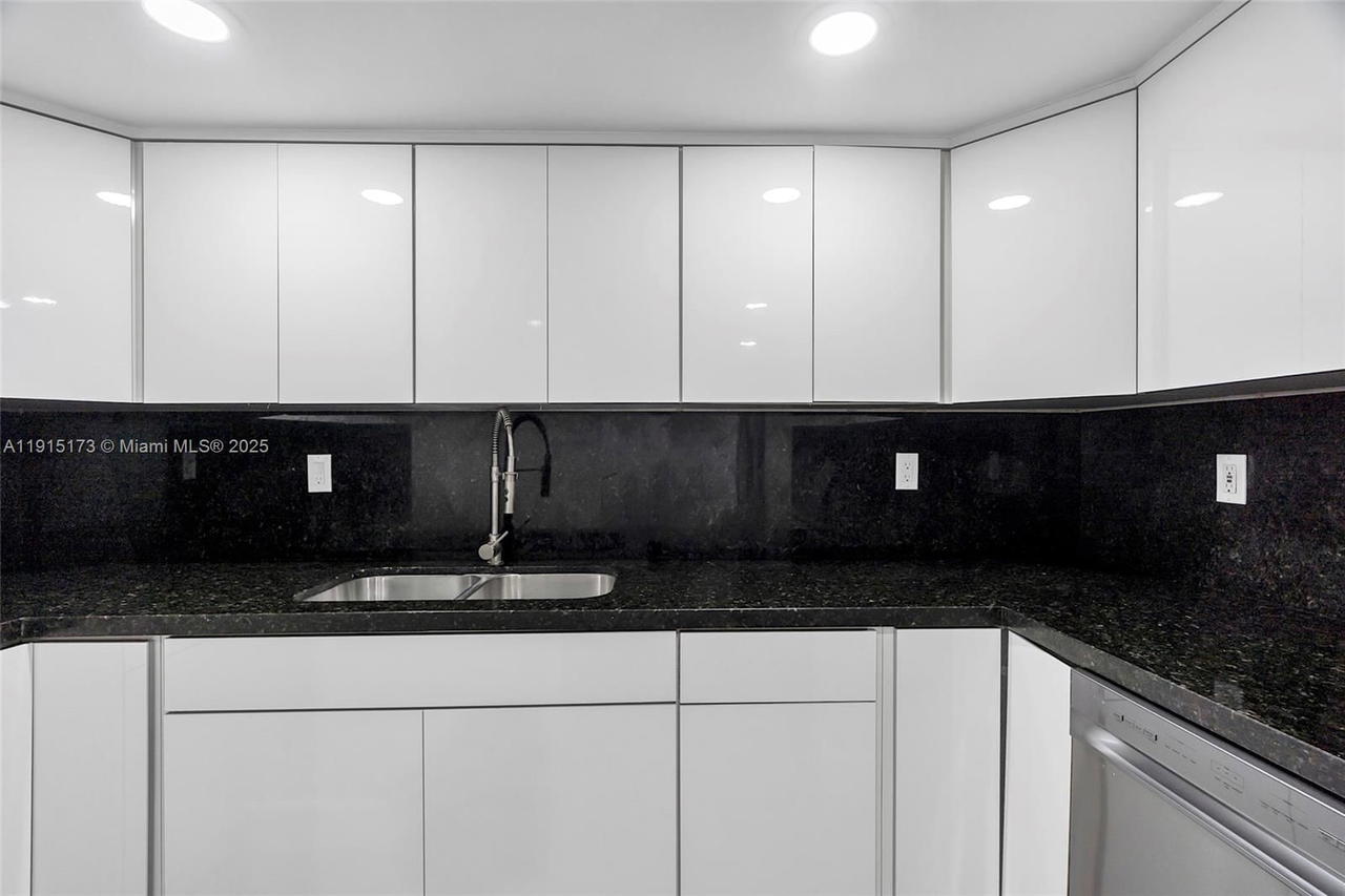 Real estate property located at 825 Brickell Bay Dr #1942, Miami-dade, Four Ambassadors Condo Ph, Miami, FL
