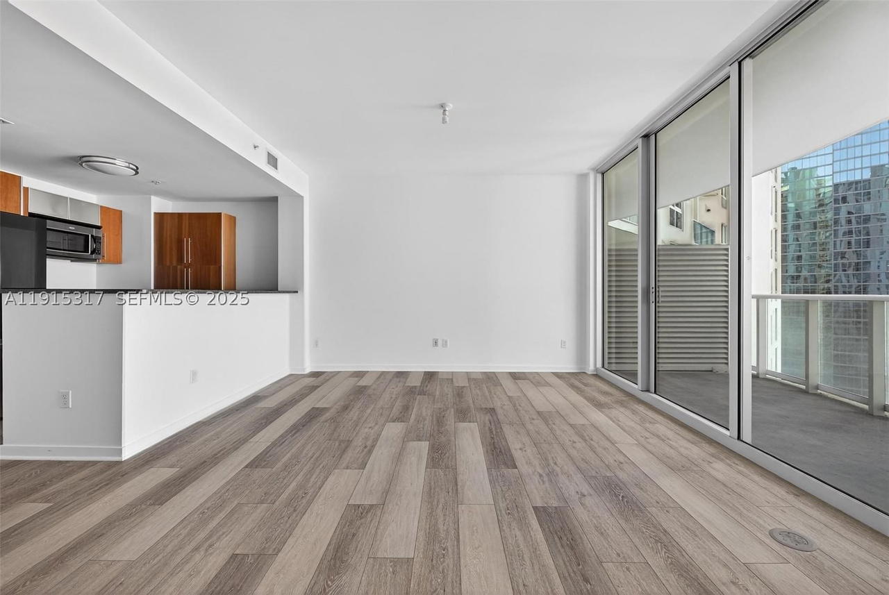 Real estate property located at 300 Biscayne Blvd T-2407, Miami-dade, Met 1 Condo, Miami, FL