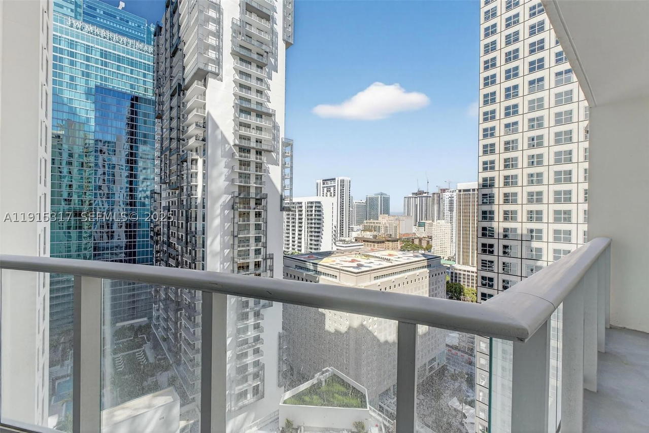 Real estate property located at 300 Biscayne Blvd T-2407, Miami-dade, Met 1 Condo, Miami, FL