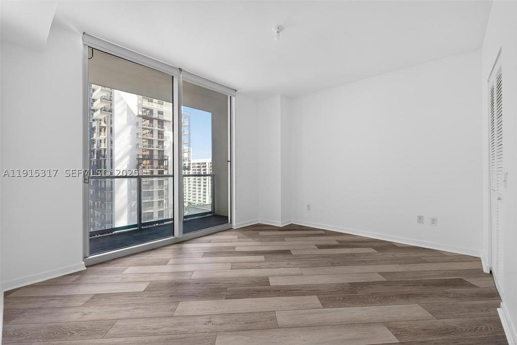Real estate property located at 300 Biscayne Blvd T-2407, Miami-dade, Met 1 Condo, Miami, FL