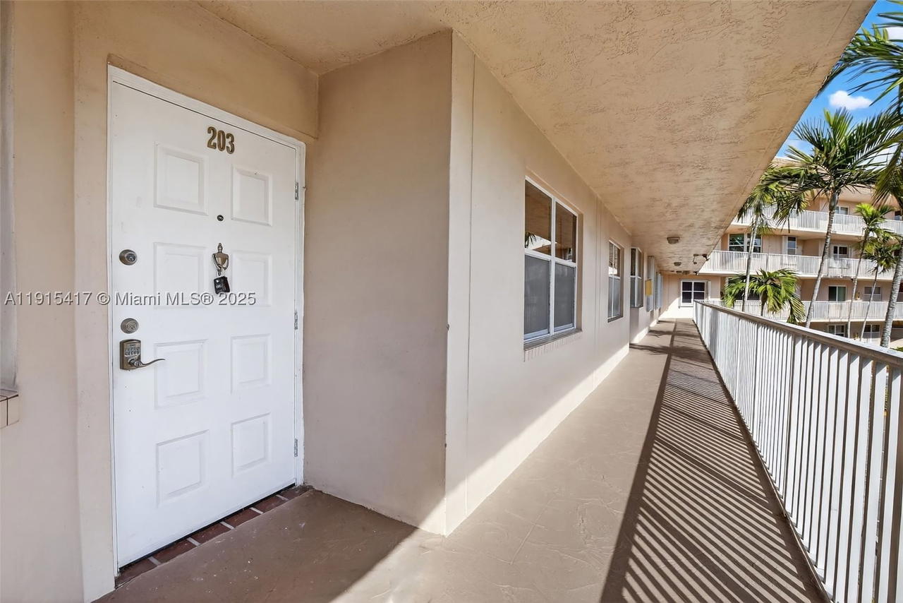 Real estate property located at 2521 104th Ave #203, Broward, Sunrise Lakes 211 Condo, Sunrise, FL