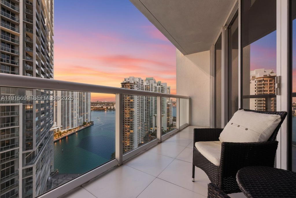 Real estate property located at 495 Brickell Ave #2206, Miami-dade, Icon Brickell No Two, Miami, FL