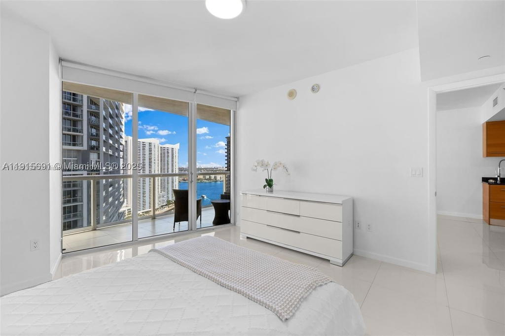 Real estate property located at 495 Brickell Ave #2206, Miami-dade, Icon Brickell No Two, Miami, FL