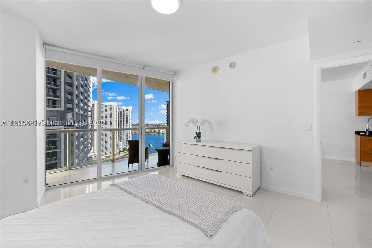 Real estate property located at 495 Brickell Ave #2206, Miami-dade, Icon Brickell No Two, Miami, FL