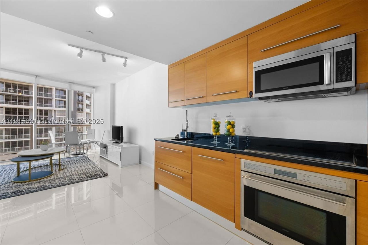Real estate property located at 495 Brickell Ave #2206, Miami-dade, Icon Brickell No Two, Miami, FL