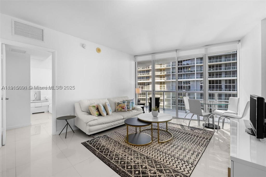 Real estate property located at 495 Brickell Ave #2206, Miami-dade, Icon Brickell No Two, Miami, FL
