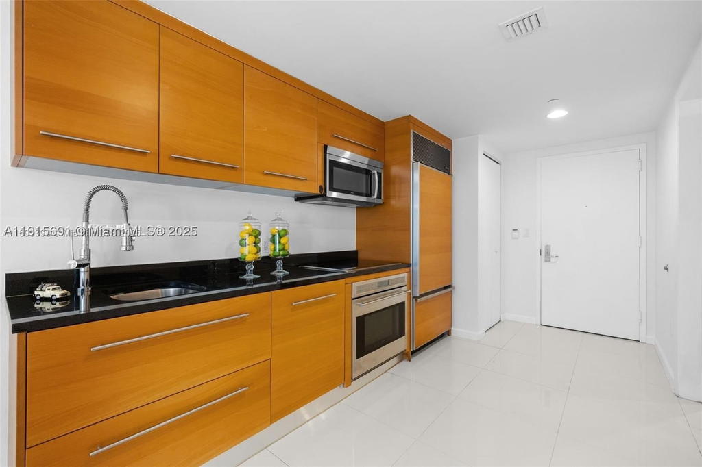 Real estate property located at 495 Brickell Ave #2206, Miami-dade, Icon Brickell No Two, Miami, FL