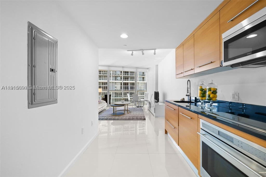 Real estate property located at 495 Brickell Ave #2206, Miami-dade, Icon Brickell No Two, Miami, FL
