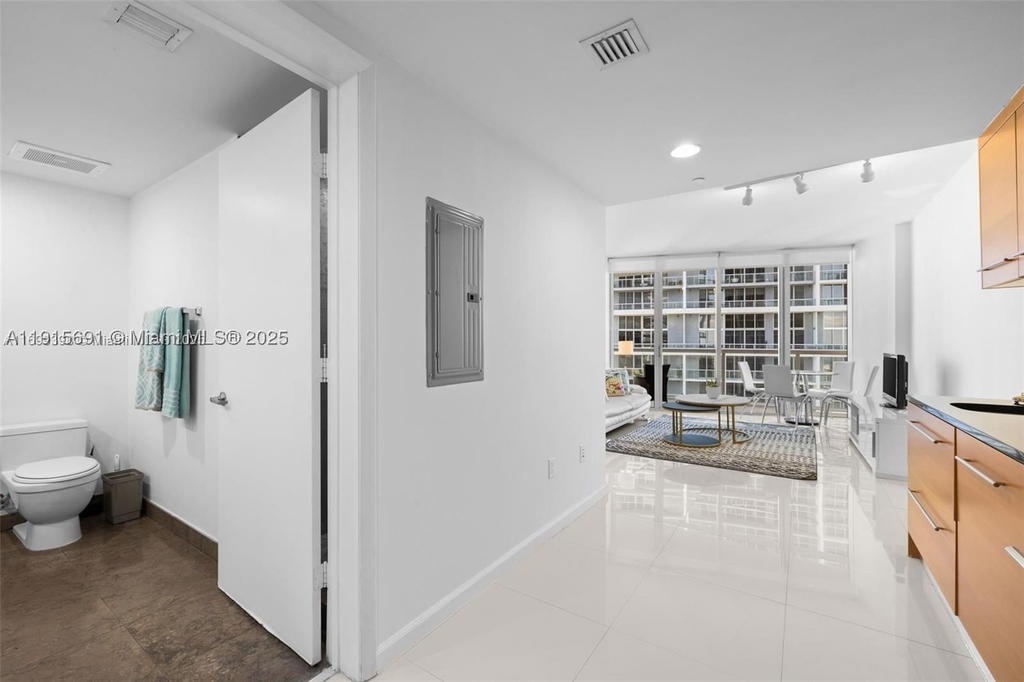 Real estate property located at 495 Brickell Ave #2206, Miami-dade, Icon Brickell No Two, Miami, FL