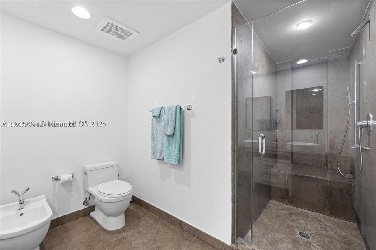 Real estate property located at 495 Brickell Ave #2206, Miami-dade, Icon Brickell No Two, Miami, FL