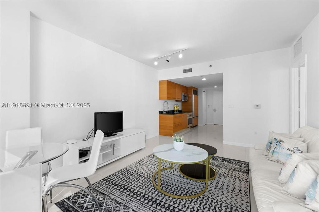 Real estate property located at 495 Brickell Ave #2206, Miami-dade, Icon Brickell No Two, Miami, FL
