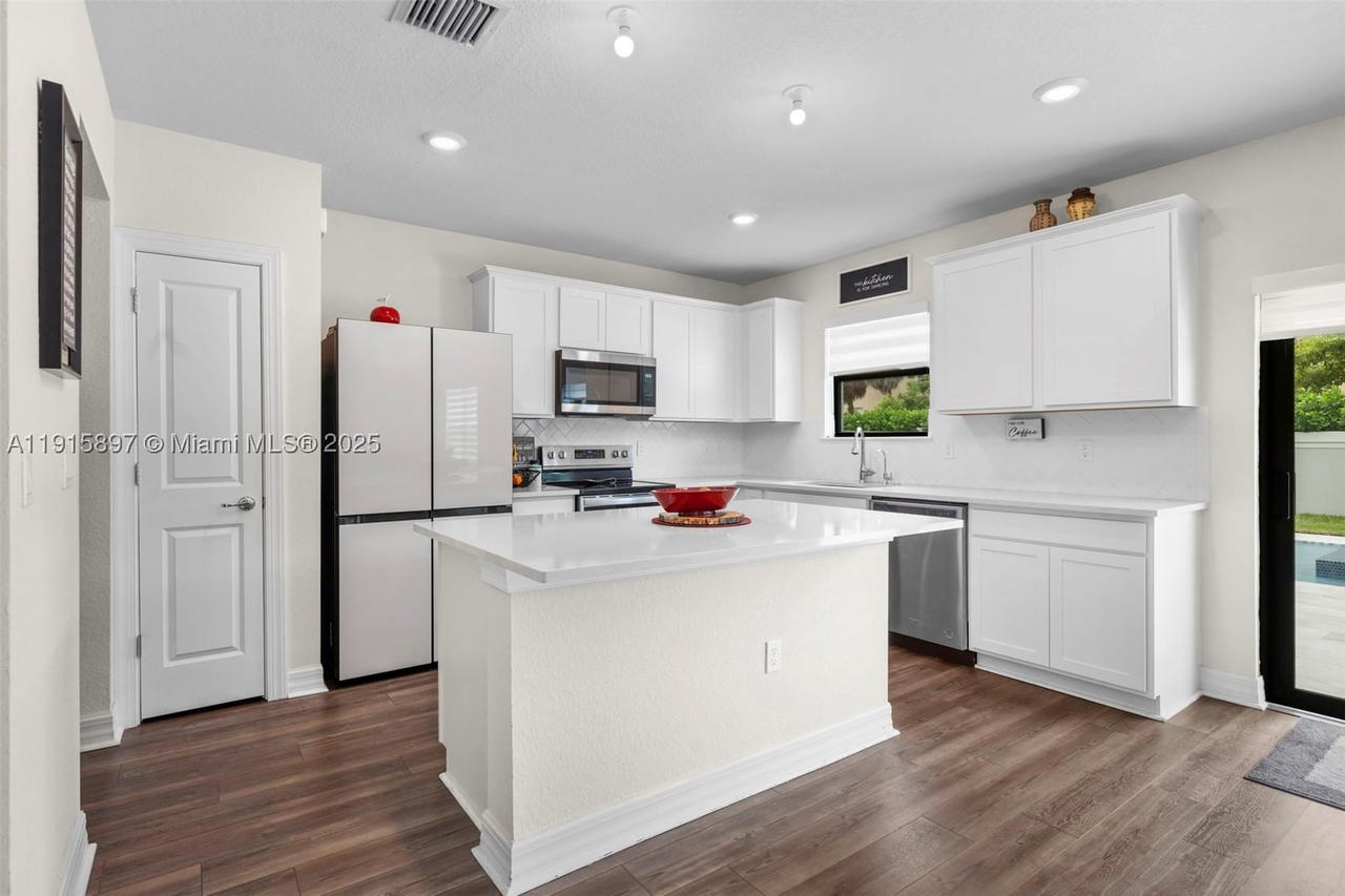 Real estate property located at 3142 Poinciana St, Broward, Somerset Plaza, Lauderdale Lakes, FL