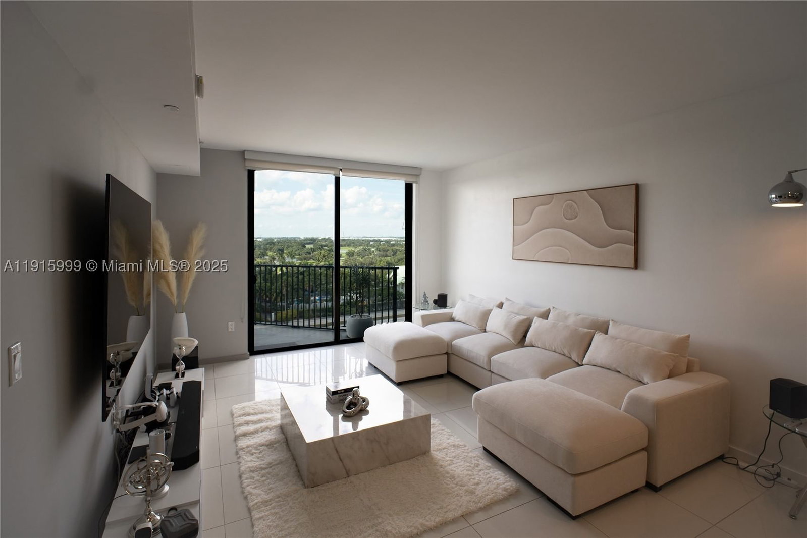 Real estate property located at 5300 Paseo Blvd #812, Miami-dade, 5252 Paseo Condo, Doral, FL