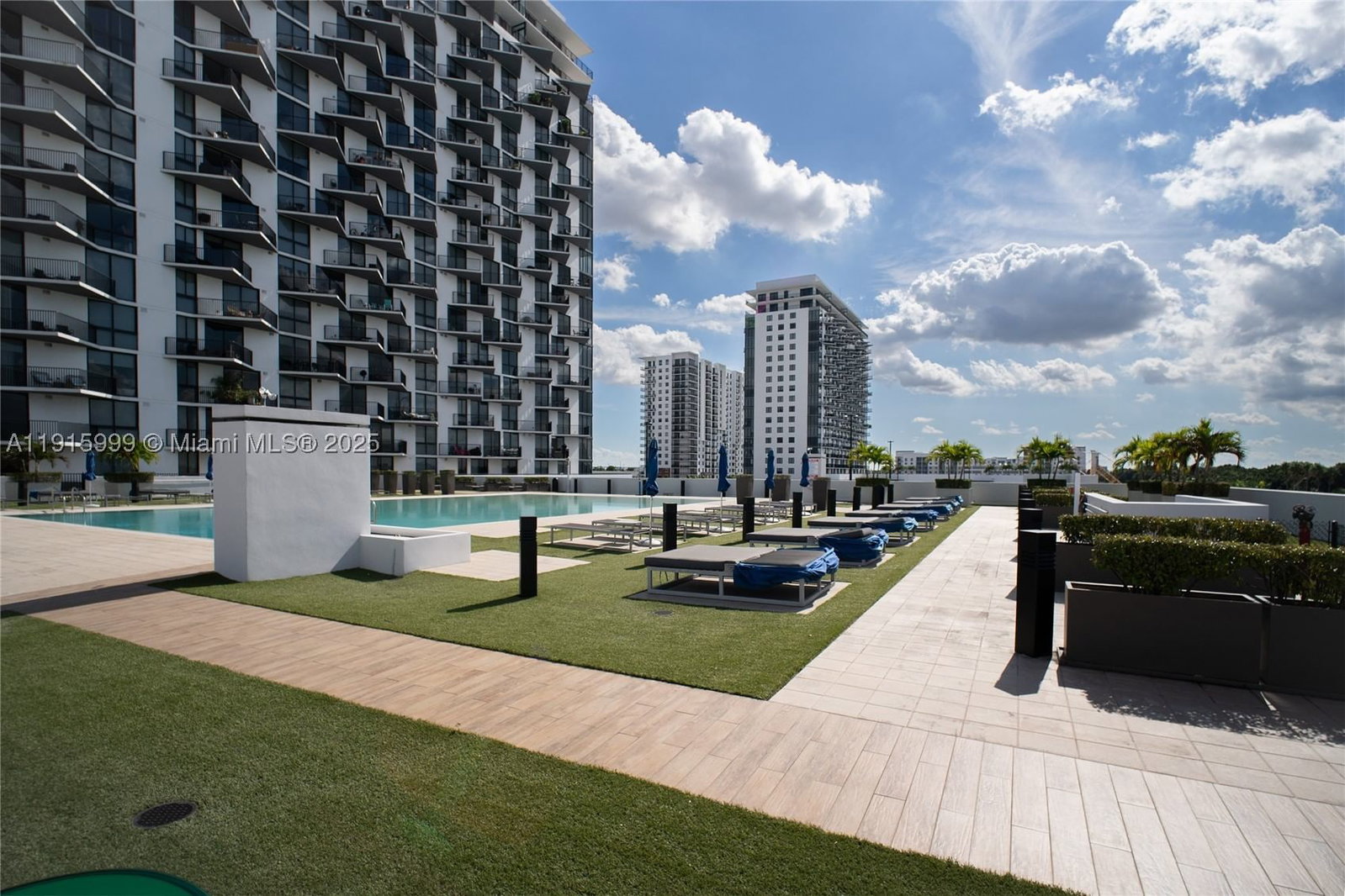 Real estate property located at 5300 Paseo Blvd #812, Miami-dade, 5252 Paseo Condo, Doral, FL