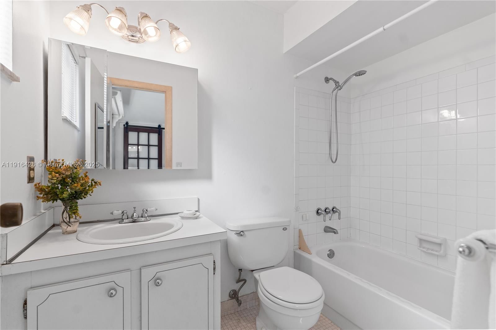 Real estate property located at 559 University Dr #39, Broward, Village Townhouses Jacaran, Plantation, FL