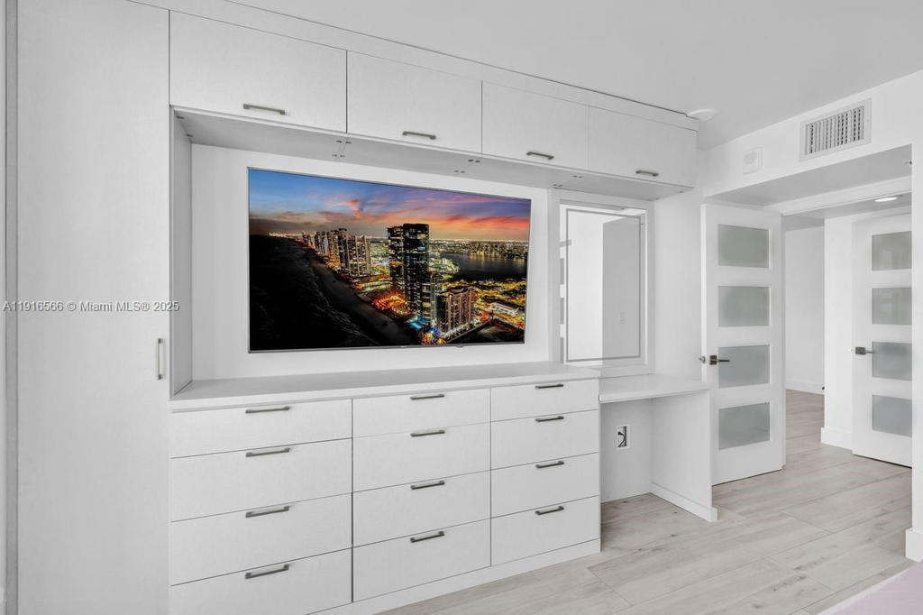 Real estate property located at 90 Alton Rd #1907, Miami-dade, Yacht Club At Portofino, Miami Beach, FL