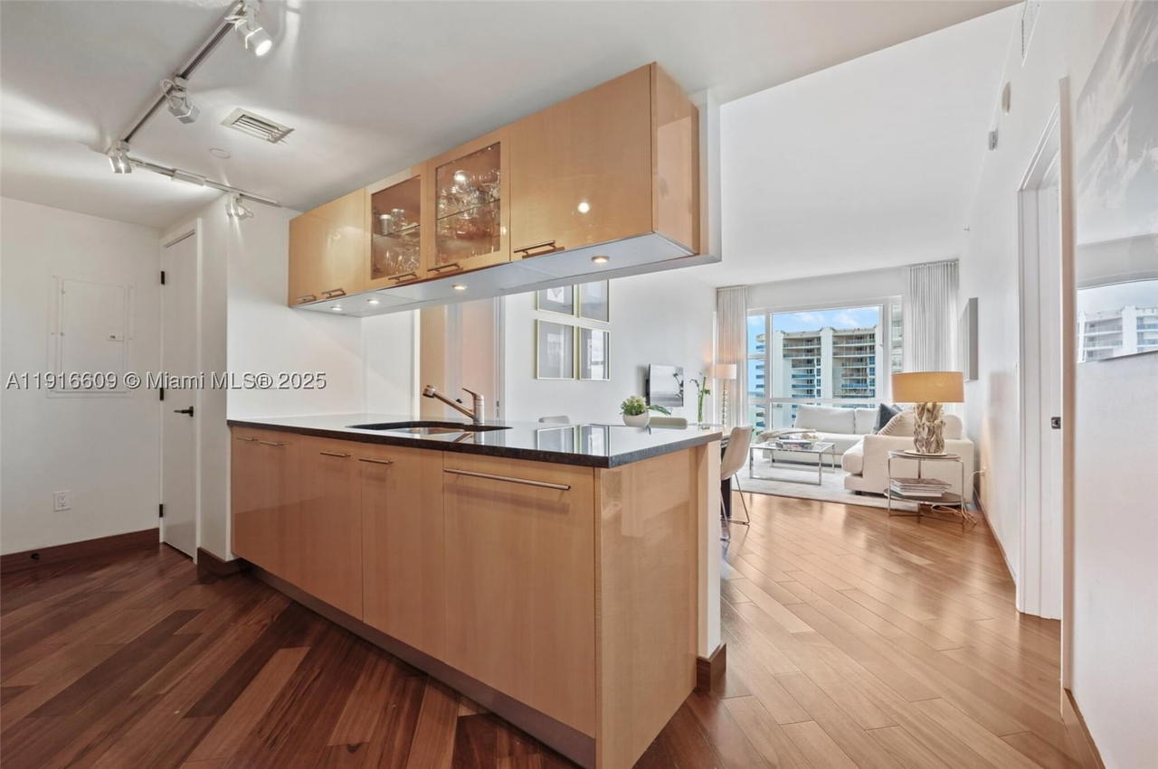 Real estate property located at 6801 Collins Ave PH06, Miami-dade, Central Carillon Beach Co, Miami Beach, FL