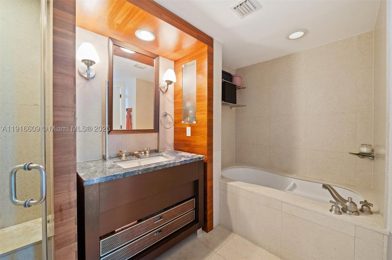 Real estate property located at 6801 Collins Ave PH06, Miami-dade, Central Carillon Beach Co, Miami Beach, FL