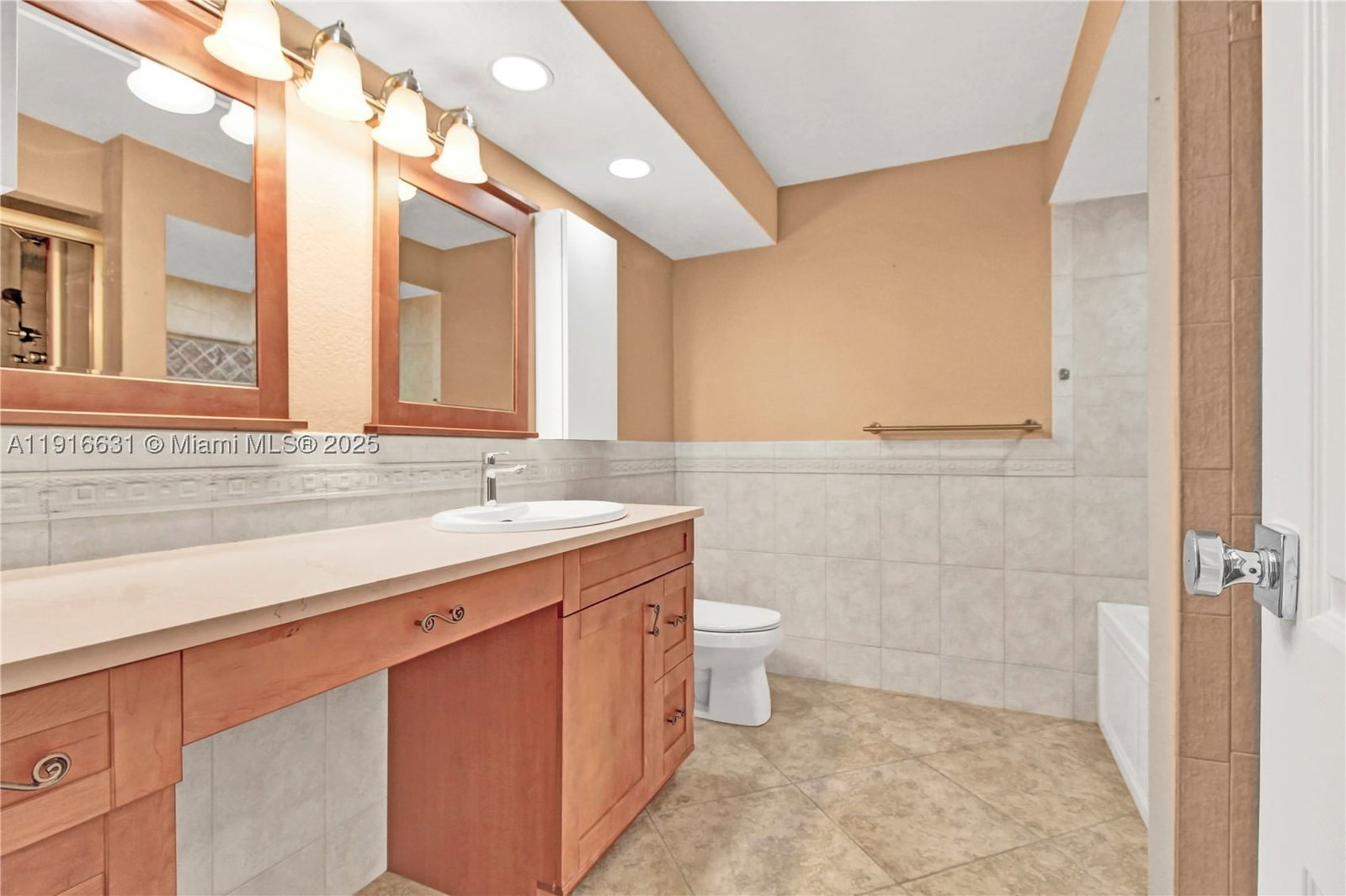 Real estate property located at 800 Parkview Dr #821, Broward, Oceanview Park Condo, Hallandale Beach, FL