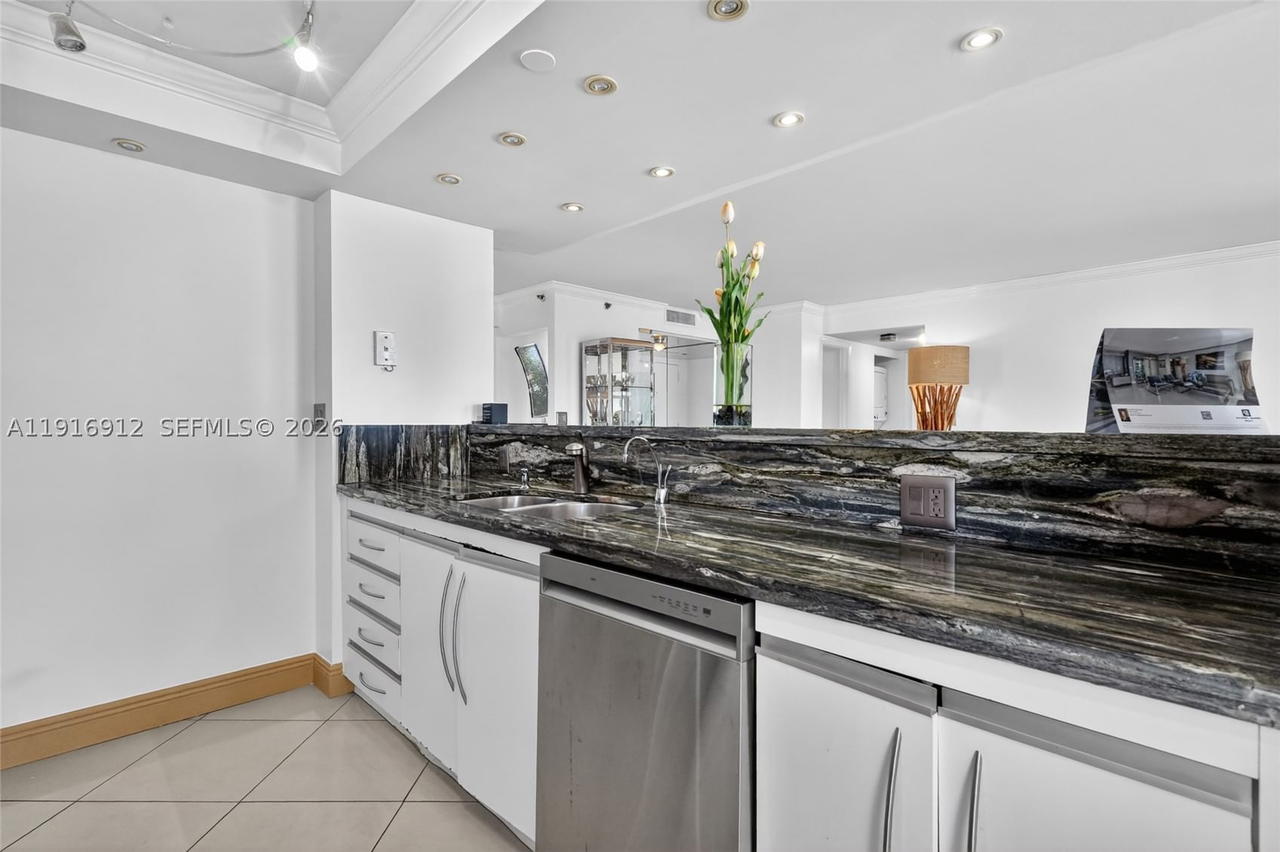 Real estate property located at 4000 Towerside Ter #1612, Miami-dade, The Towers Of Quayside Co, Miami, FL