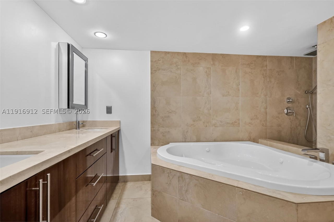 Real estate property located at 4000 Towerside Ter #1612, Miami-dade, The Towers Of Quayside Co, Miami, FL