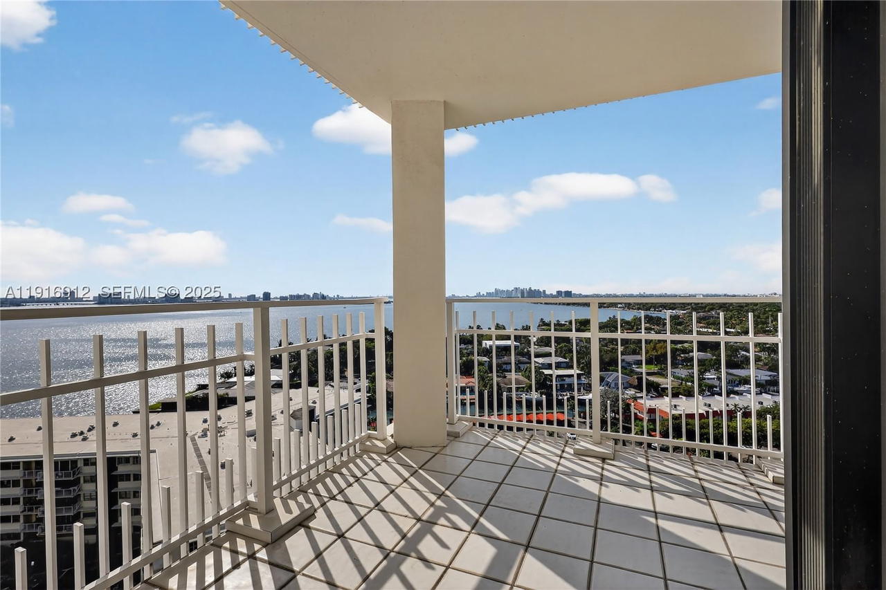 Real estate property located at 4000 Towerside Ter #1612, Miami-dade, The Towers Of Quayside Co, Miami, FL