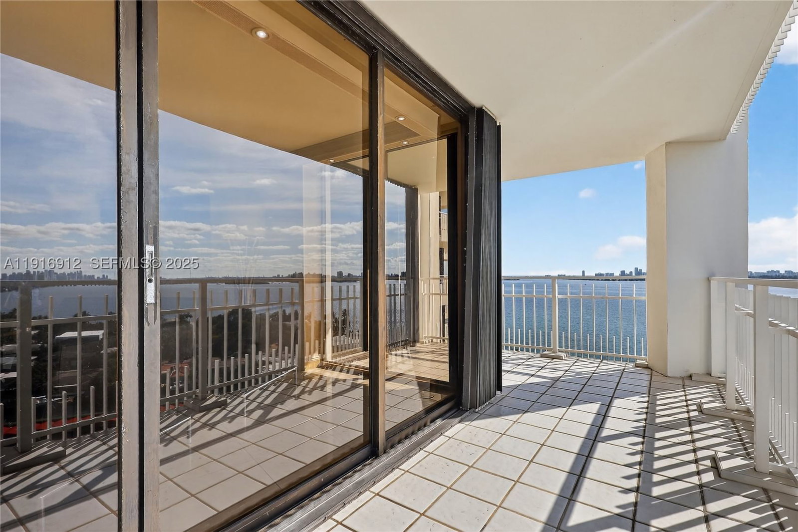 Real estate property located at 4000 Towerside Ter #1612, Miami-dade, The Towers Of Quayside Co, Miami, FL