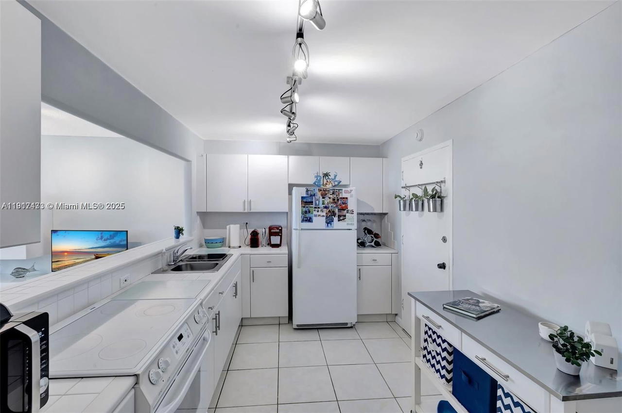 Real estate property located at 7135 Collins Ave #1614, Miami-dade, Burleigh House Condo, Miami Beach, FL