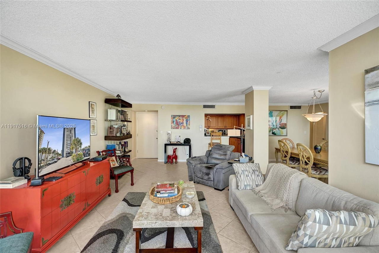 Real estate property located at 1400 Ocean Dr #502, Broward, Trafalgar Towers Condomin, Hollywood, FL