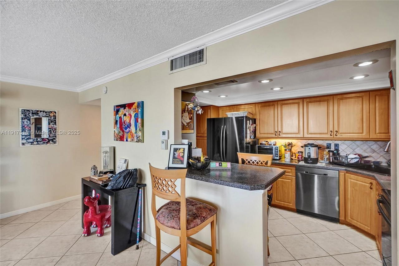 Real estate property located at 1400 Ocean Dr #502, Broward, Trafalgar Towers Condomin, Hollywood, FL