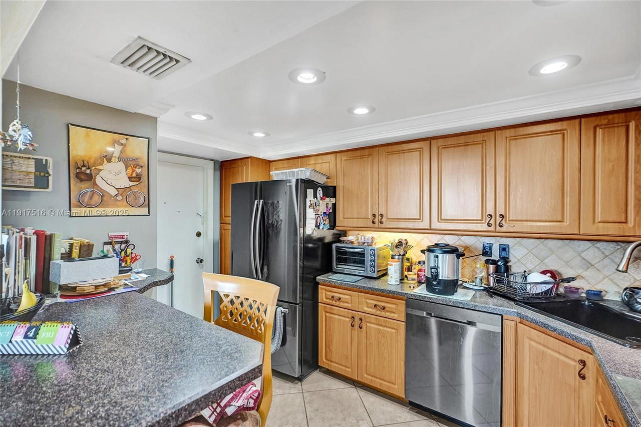 Real estate property located at 1400 Ocean Dr #502, Broward, Trafalgar Towers Condomin, Hollywood, FL
