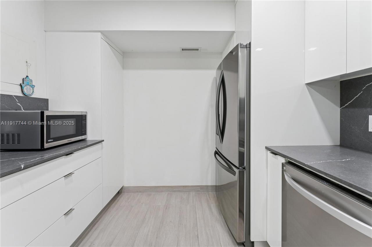 Real estate property located at 4400 Hillcrest Dr #303B, Broward, Hillcrest No 21 Condo, Hollywood, FL