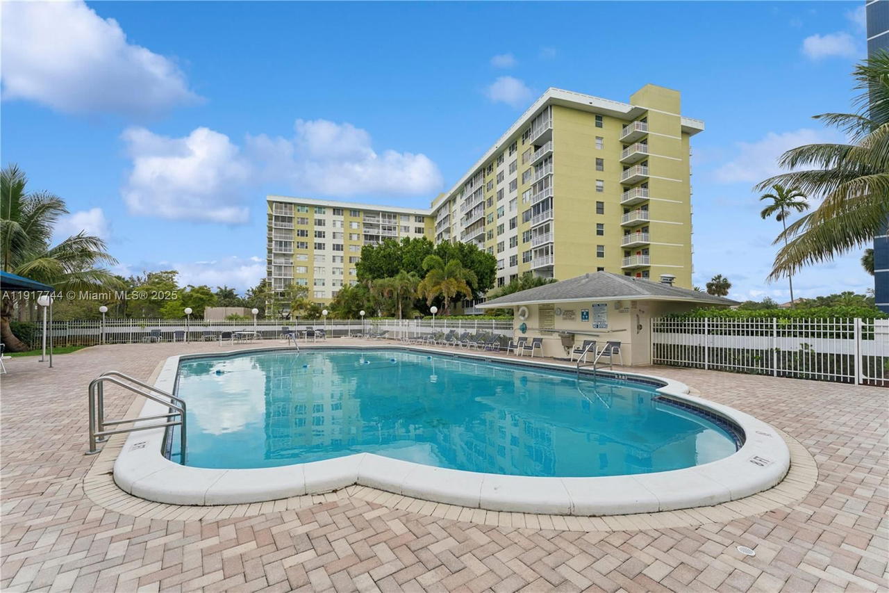 Real estate property located at 4400 Hillcrest Dr #303B, Broward, Hillcrest No 21 Condo, Hollywood, FL