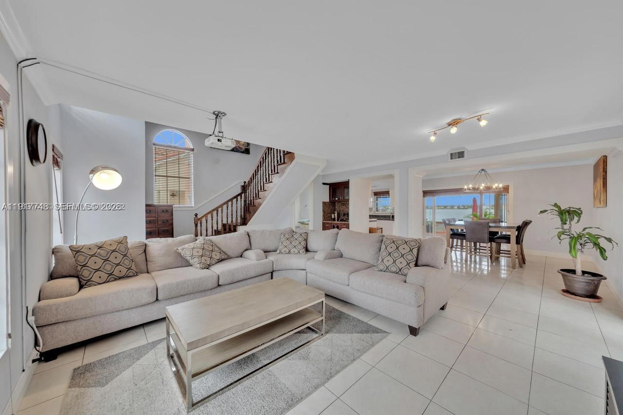Real estate property located at 815 126th Ct, Miami-dade, Lake Pointe, Miami, FL