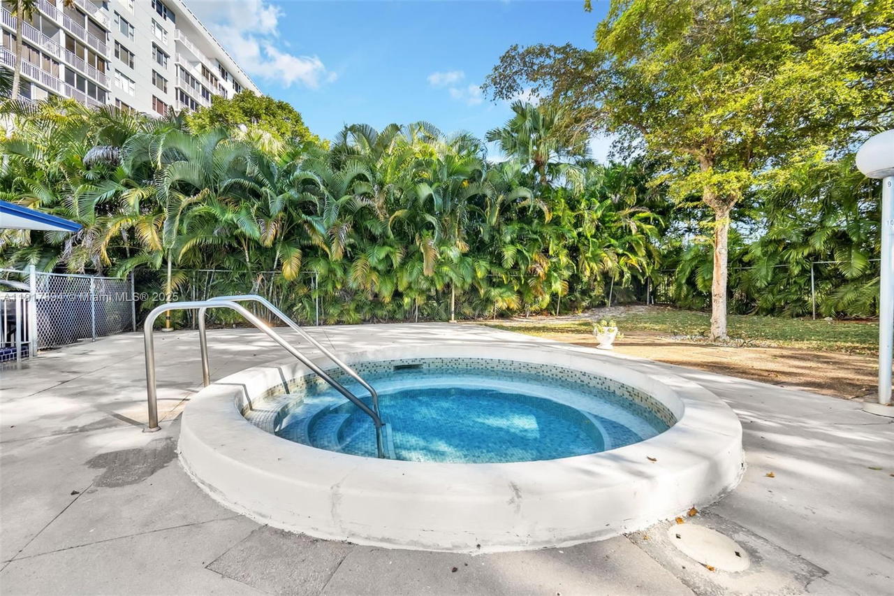 Real estate property located at 3800 Hillcrest Dr #709, Broward, Hillcrest East No 25 Cond, Hollywood, FL