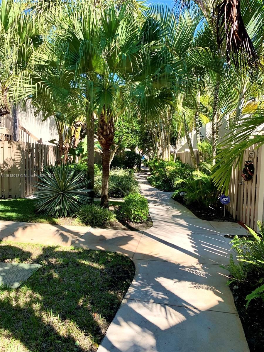 Real estate property located at 614 Executive Center Dr #104, Palm Beach, Lake Place Condo, West Palm Beach, FL